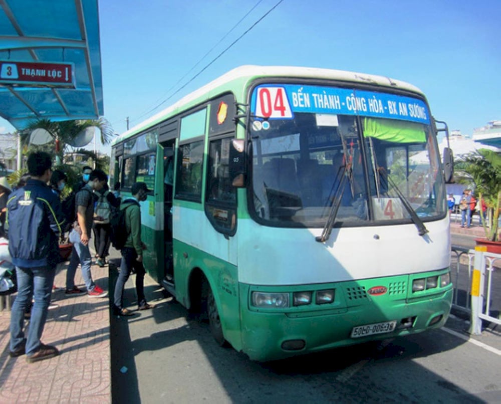 Tourists can take a budget-friendly bus to Saigon Central Post Office